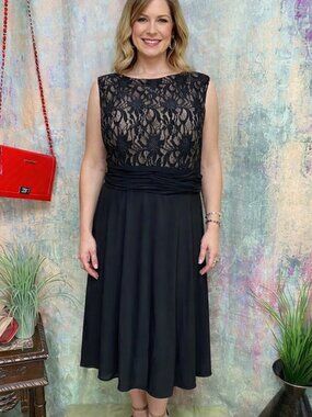 📌Jessica Howard Little Black Dress with Lace